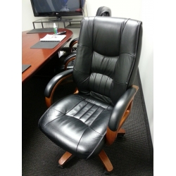 WorkSmart Executive Black Leather Meeting Chair w Cherry Trim